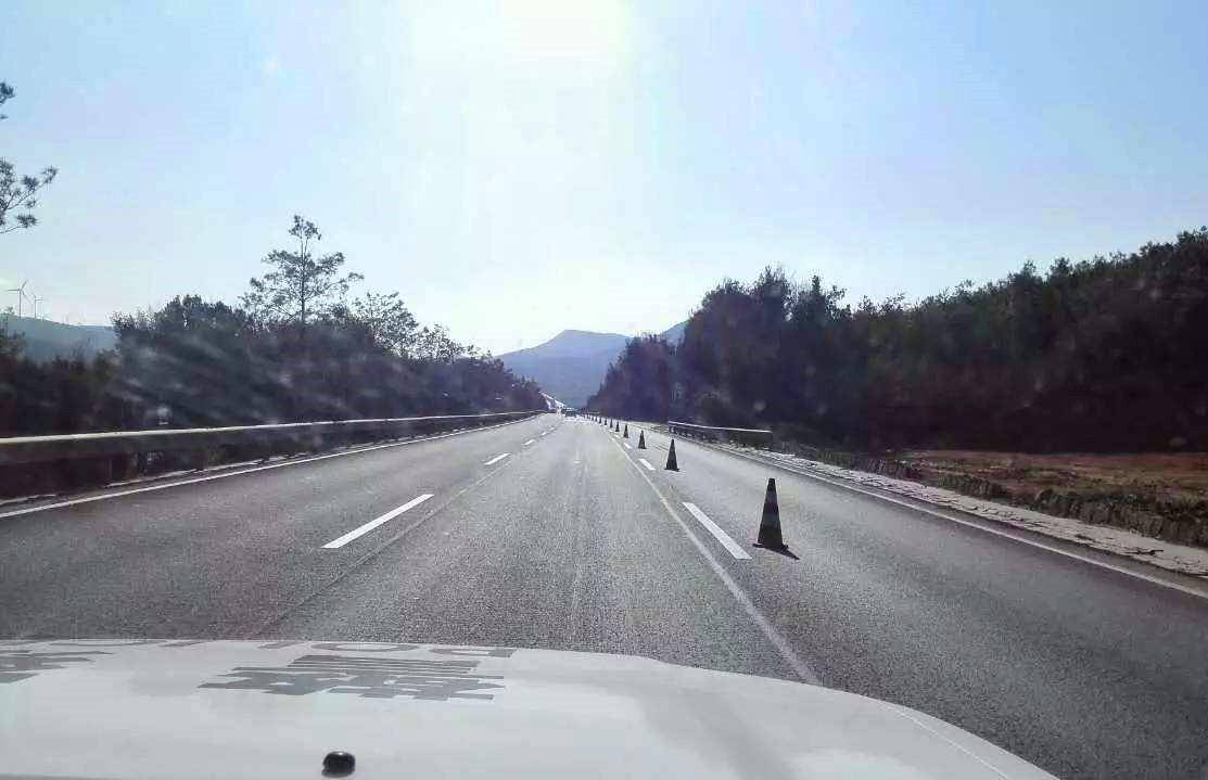 高速上为何都爱走中间车道 自驾游归来的你可知一二？