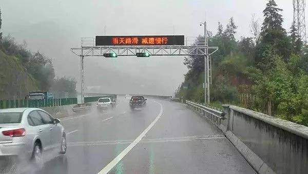 高速上为何都爱走中间车道 自驾游归来的你可知一二？