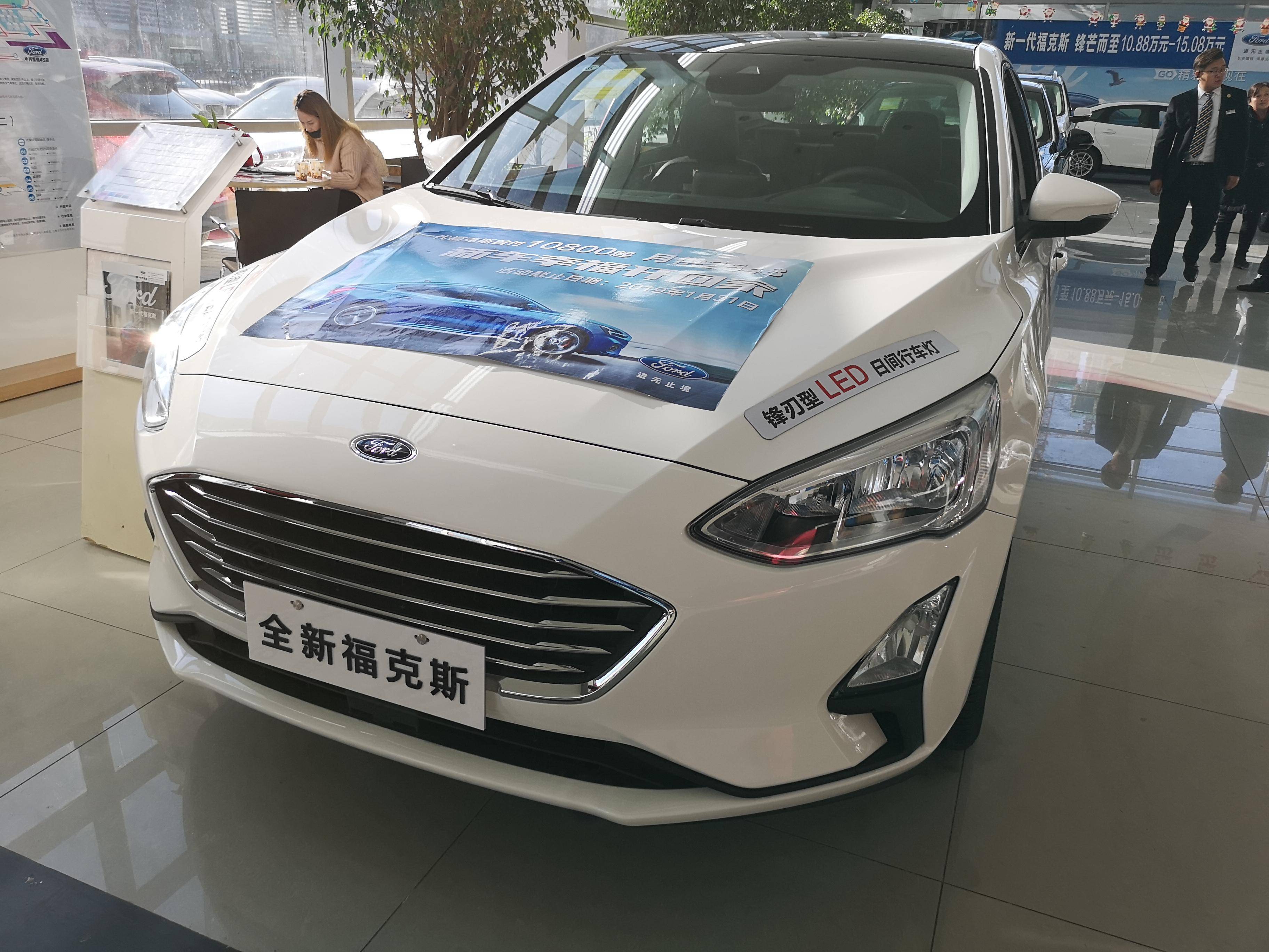 配两片式全景大天窗 到店看2019款福克斯三厢