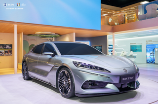 中国豪车打动国际顶级车评人！托马斯北京车展签下腾势Z9GT首张海外车主订单